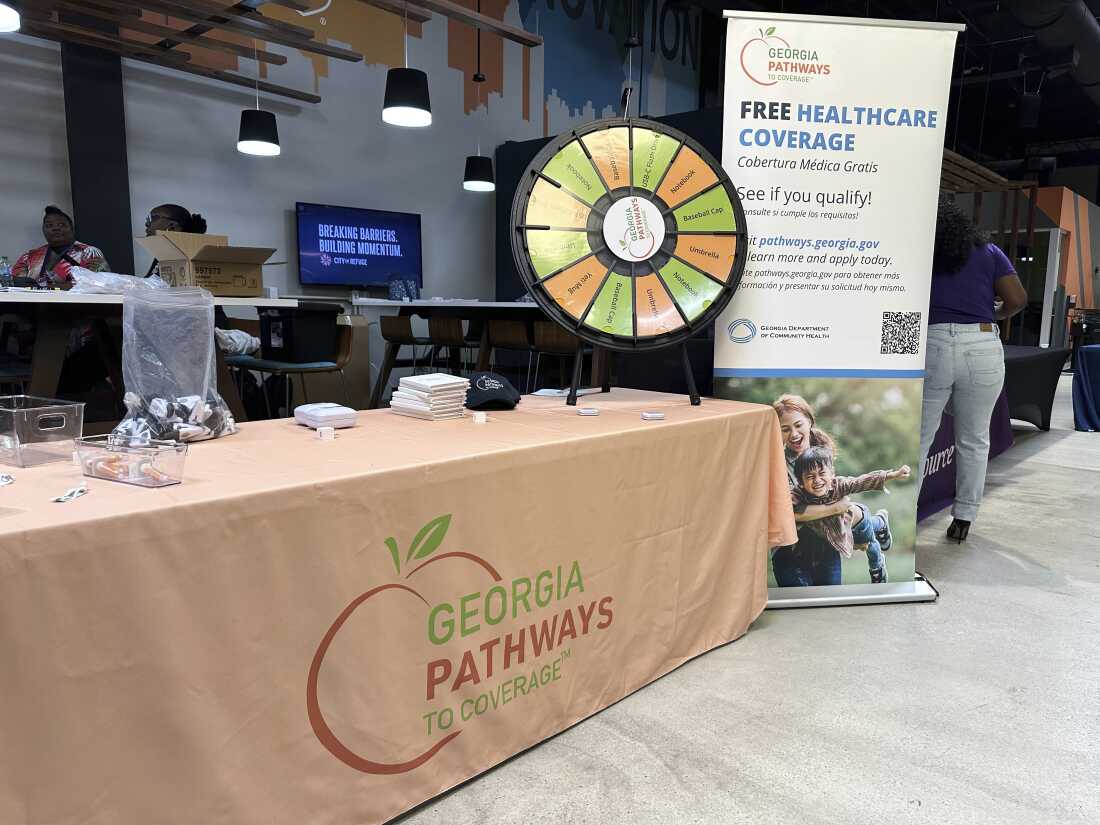 Ein Informationsstand für Georgia Pathways, das Medicaid -Programm des Staates, das am 5. Juni die Arbeitsanforderungen auf einer Jobmesse in Atlanta, Ga, umfasst.