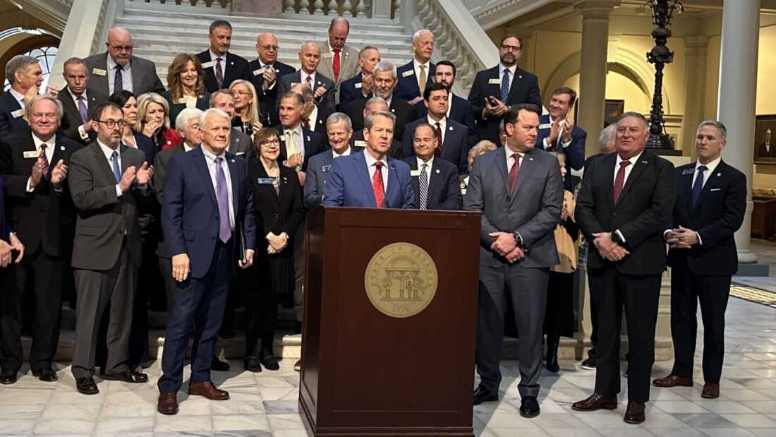 Der Georgia -Gouverneur Brian Kemp spricht über die Wege zur Berichterstattung des Staates im Georgia State Capitol in Atlanta, Georgia, am 15. Januar 2025 (Rahul Bali_Wabe) .JPG